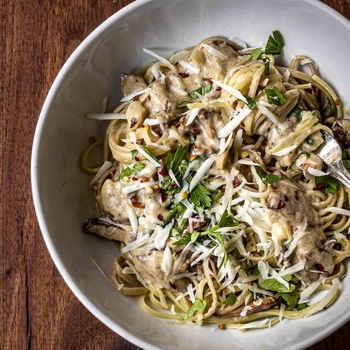 mushroom pasta: spaghetti & simple chanterelle cream sauce